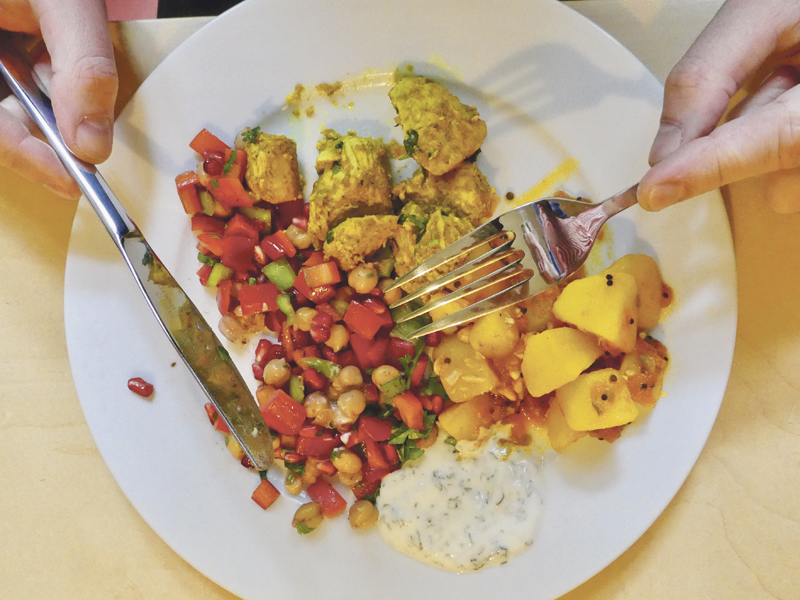 Bombay-Kartoffeln, Tanduri-Hähnchen-Tikka, Herzhafter Salat
