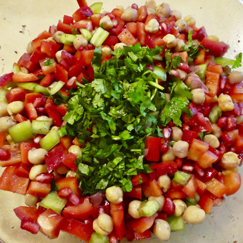 Herzhafter Salat mit Kichererbsen und Granatapfel