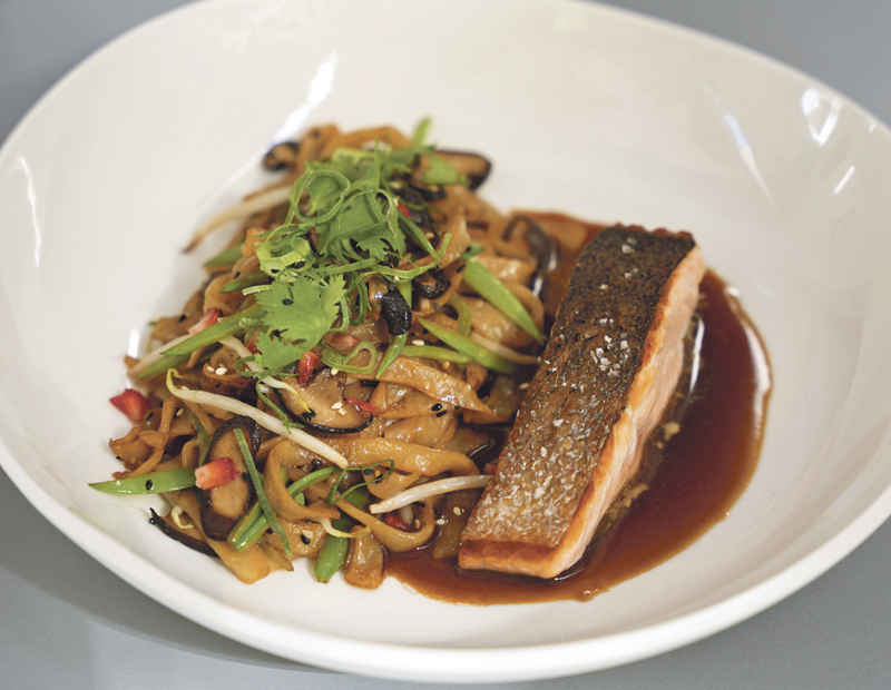 Lachs mit Udon-Nudeln